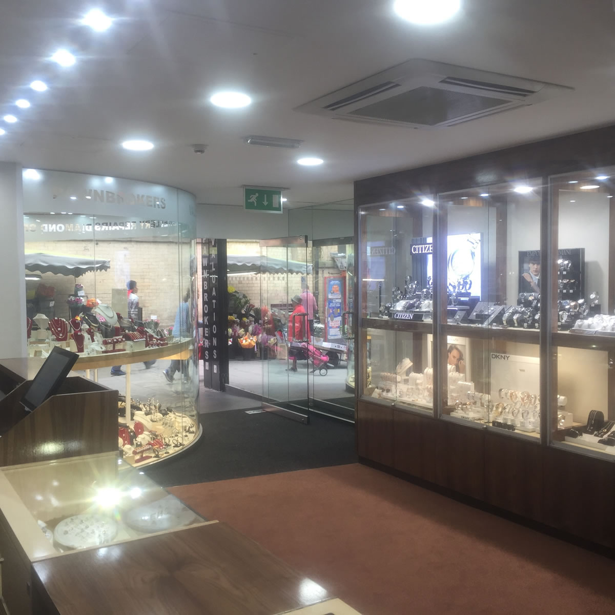 Mallards jewellers and pawnbrokers. Quality bespoke shopfitting  in a traditional style.